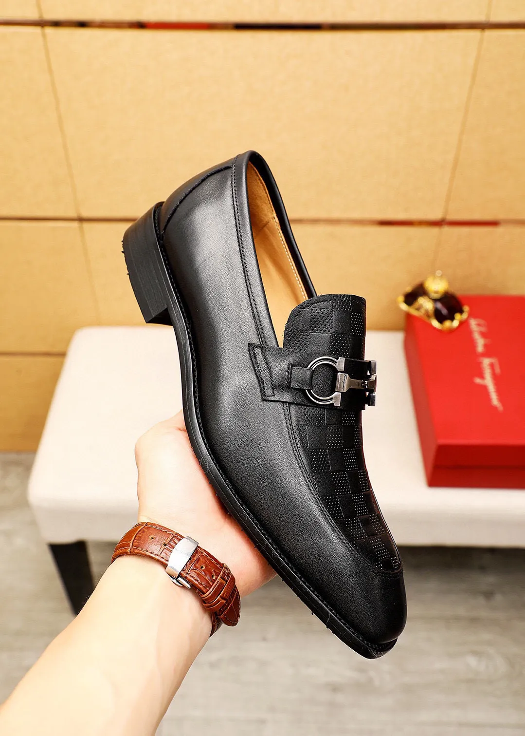 Men's shoes 💰460 💐 Product trademark: Ferragamo "Ferragamo" casual leather shoes Regular size: 38-44 (45🉑️customized) Product materials: Selected imported first-layer calfskin embossed upper + luxury hardware buckle, imported water-dyed cowhide leather lining. Strong three-dimensional visual effect, original combination outsole Color: 1⃣️color optional